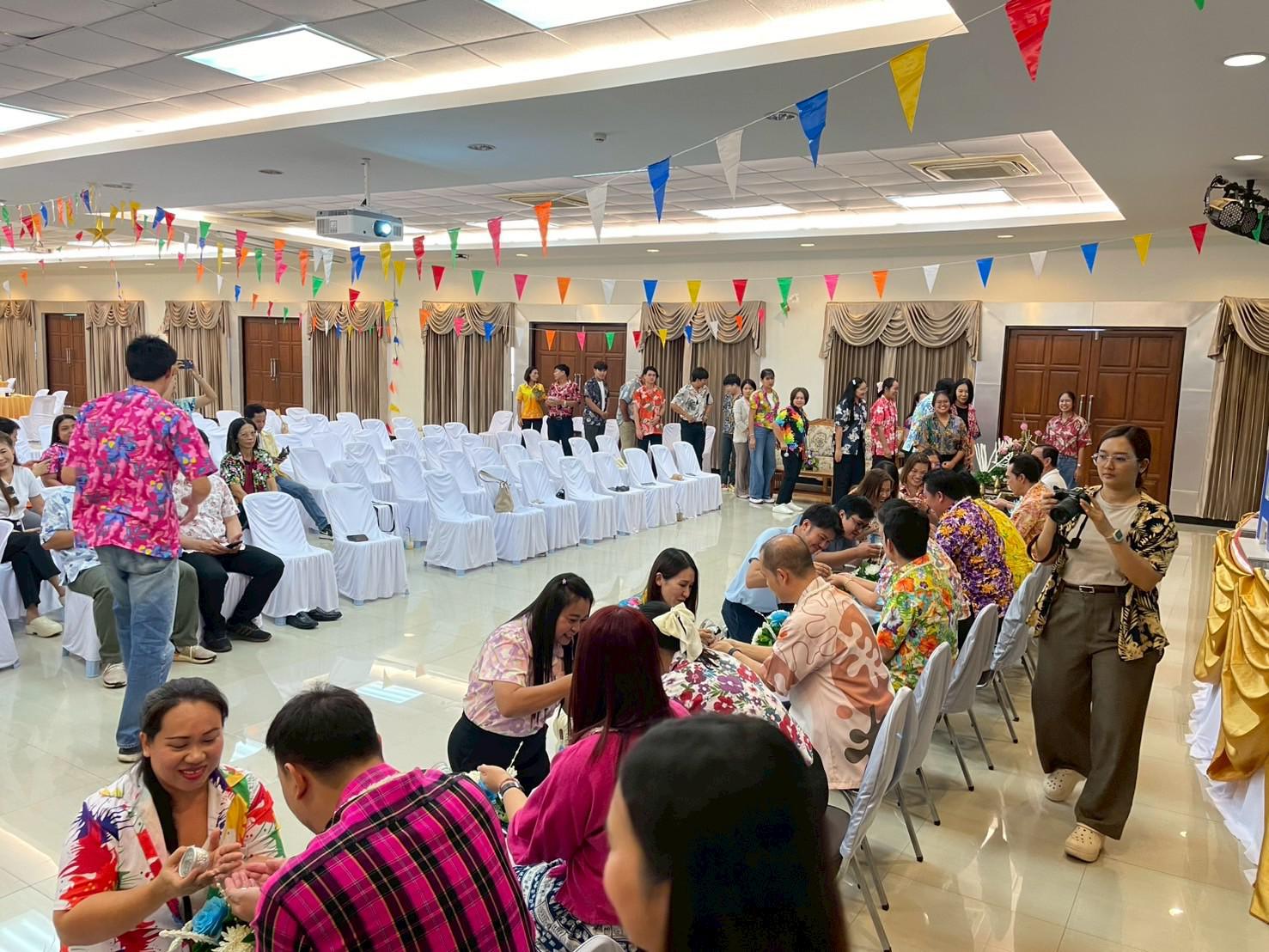 379. วันที่ 26 เมษายน 2568 สาขาการบริหารการศึกษา ได้จัดกิจกรรมรดน้ำดำหัวคณาจารย์ระดับบัณฑิตศึกษา ประจำสาขาการบริหารการศึกษา ณ ห้องประชุมครุร่มสัก 1 ชั้น 3 อาคารคณะครุศาสตร์